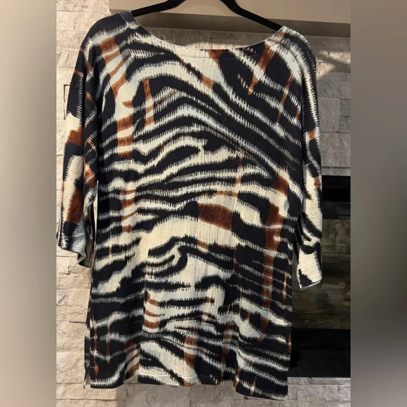 Jones New York Medium Animal print top with Sabrina neckline - Picture 1 of 8